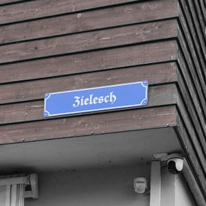 Hausnamen auf dem Dorf – Ein altes Kulturgut kehrt zurück